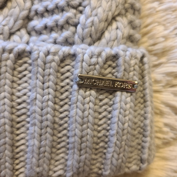 💫MICHAEL KORS Cable Knit Fleece Lined Cuffed Beanie Hat, Gray - Picture 3 of 5